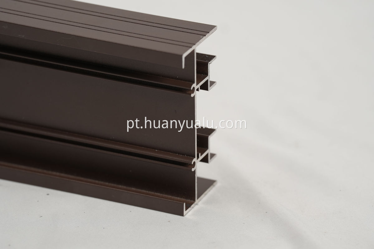 Perfis de porta e janela pintadas por spray Spray painted door and window profiles